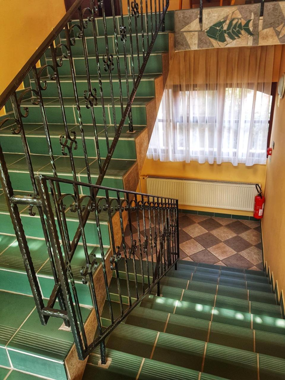 Róza Hotel és Apartmanház Esztergom Esterno foto