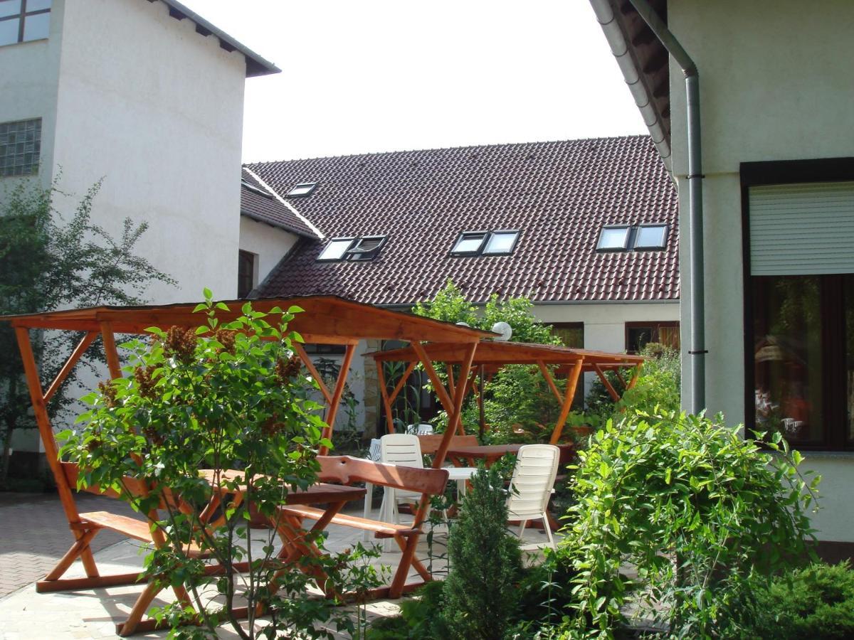 Róza Hotel és Apartmanház Esztergom Esterno foto